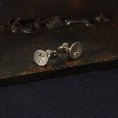 Ohrstecker/-ringe „Kreuzschlitz“ Schraubenkopfform, sehr maskulin in 925 Silber. 