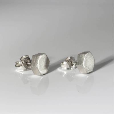  männlicher Ohrstecker „Sechskant“ aus unserer Männerschmuckserie in Schraubenkopfform. 