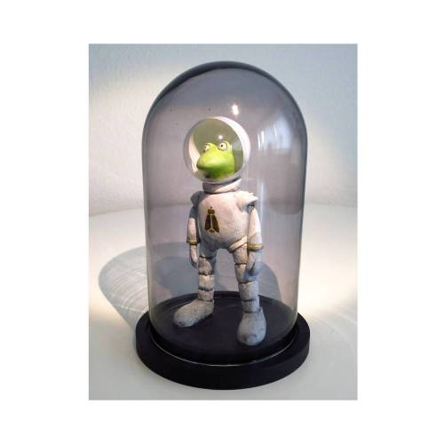 Frog Armstrong, Astronaut, Frosch, Weltraum, Neill Armstrong, Mondflug, Mond, Froschfigur, Figur unter Glas, witzige Skulptur, Froschplastik