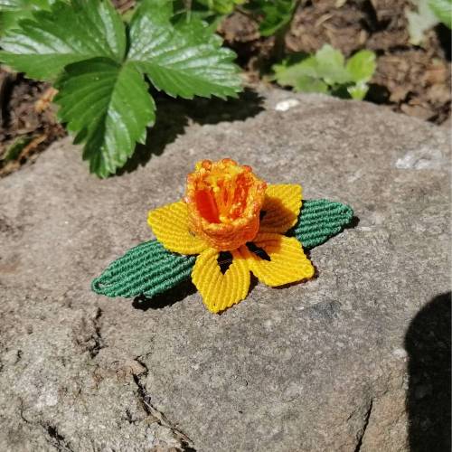 Makramee-Brosche "Osterglocke", Muttertags-Geschenk