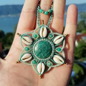 Makramee-Mandala-Halskette mit Amazonit und Kauri-Muscheln