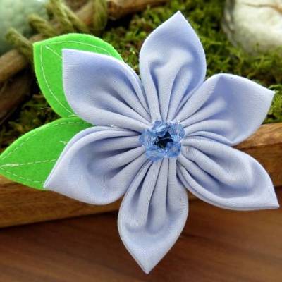 Brosche Blüte mit Perlen blau grün Anstecknadel Filz vegan