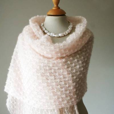 Brautstola, Brautschal, pastell lachs rose, Hochzeitsstola aus Mohair, gestrickte Mohairstola, Strickstola, Umschlagtuch, Mohairstola