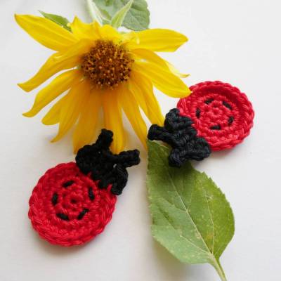 2 gehäkelte Marienkäfer zum Aufnähen,Häkelapplikation,Aufnäher,Glücksbringer,Geschenk,Gastgeschenk,Tischdeko,rot,schwarz