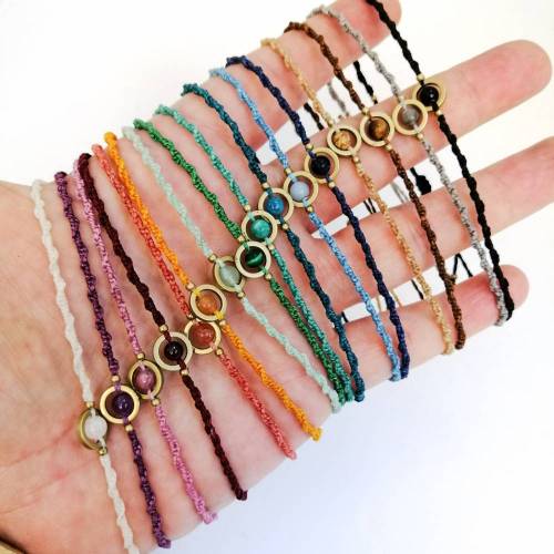 Schmales Makramee-Armband mit Edelstein-Perle und Messing-Ring
