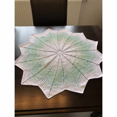 Zarte gehäkelte Sternendecke – Handgemachte Tischdecke mit Farbverlauf in Mint und Weiß, Unikat