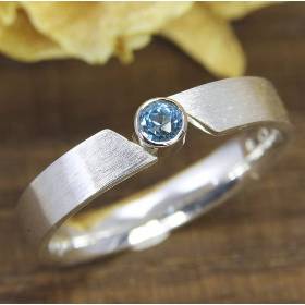 Schmaler Ring aus Silber 925/- mit eisblauem Topas