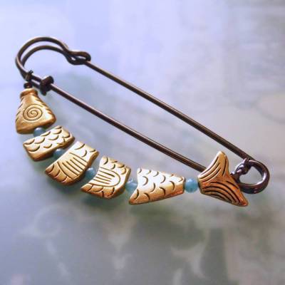 große Schalnadel Gold Fisch - Kiltnadel mit Gliederfisch und Jade N10-G-1