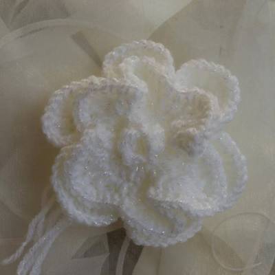  Zarte 3D Blüte gehäkelt, Handarbeit mit Anstecknadel weiß, Polyacryl