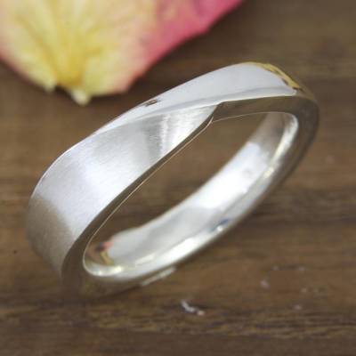 Schmaler Ring aus Silber 925/-, verdreht