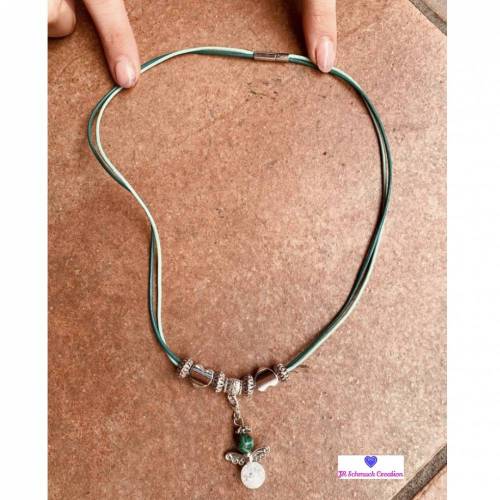 Kette aus Lederband mit Schutzengel und Silberelementen