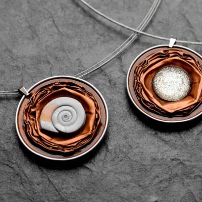 Dunkelbrauner Halsreif Upcycling Kapselschmuck . Halskette aus Kaffekapsel mit Schmuckstein . Glitzerschmuck für den Herbst