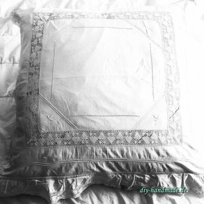 Vintage Paradekissen 76x70 cm – Handgearbeitetes Taufkissen mit Spitze & Stickerei