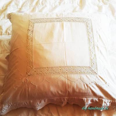 Vintage Paradekissen 77x70 cm – Handgefertigter Kissenbezug aus Baumwolle mit Spitze, Weißwäsche, Taufkissen #1