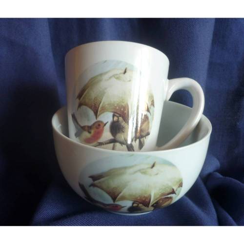 Tasse und Müslischale mit Rotkehlchen und anderen Vögeln unterm Regenschirm
