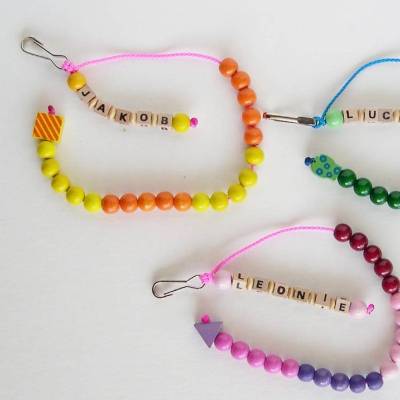 Rechenkette mit Namen – Zählkette aus Holzperlen, Schulranzen-Anhänger & Geschenk zum Schulanfang, Namensanhänger