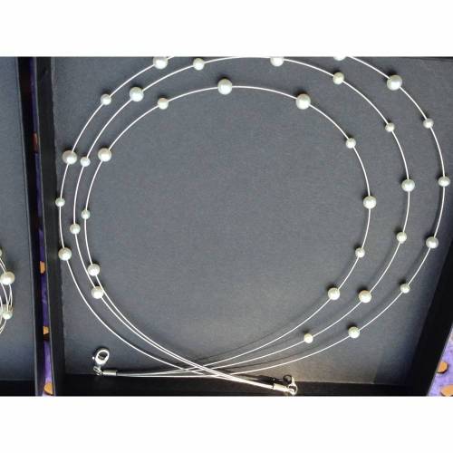 Hochzeitsschmuck Perlen, feine zarte Brautkette echte Perlen, dreireihig auf Draht schwebend mit Silber