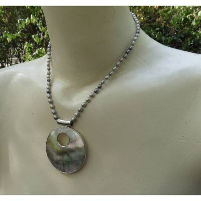 Perlenkette mit Perlmuttanhänger, Silberfassung und -verschluß, echte graue Perlen 