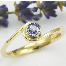 Schmaler Ring aus Gold 750/- mit hellblauem Saphir