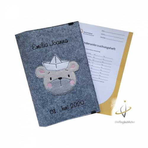 U-Hefthülle Teddy mit Papierboot mit Namen und Datum