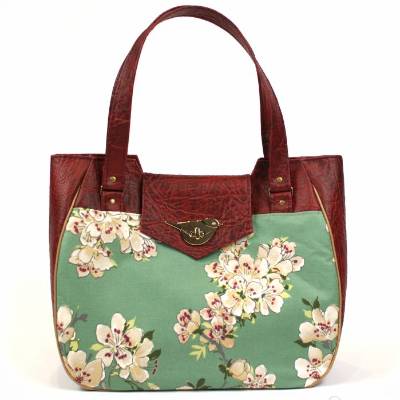 Schultertasche Molly mit Kirschblüten – elegante Handtasche aus Kunstleder, Unikat