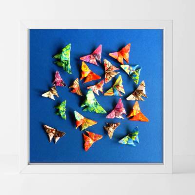 Buntes Geflatter // Origami Schmetterlinge aus handmarmoriertem Papier im Objektrahmen