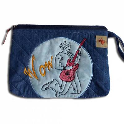 Upcycling bestickte Kulturtasche Stickerei Gitarrenspieler Jeans Schminktasche Krimskrams Größe XL