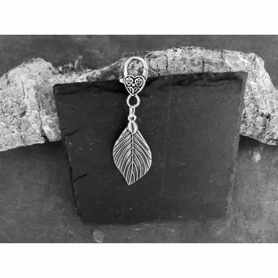 Kleiner Taschenanhänger mit Blatt und Herzkarabiner antik silberfarben