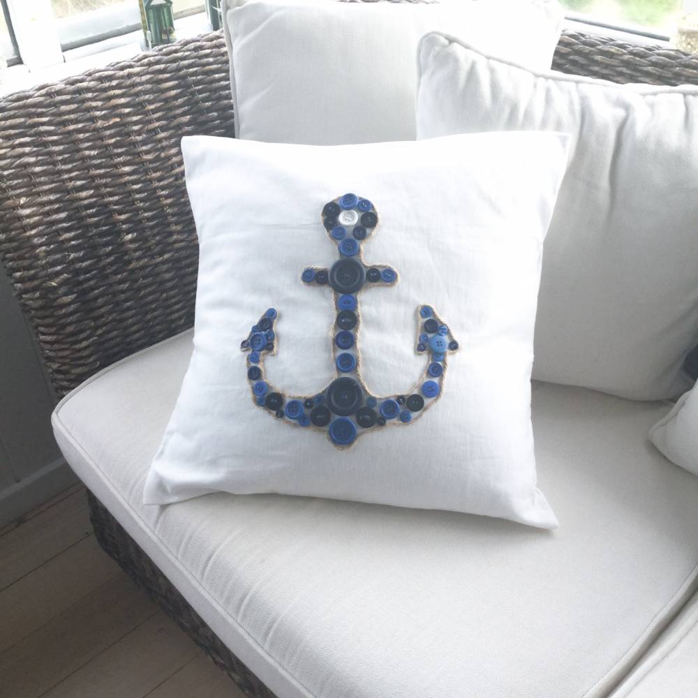 Maritimer Kissenbezug 45x45 aus Baumwolle – Anker aus blauen Knöpfen, Handarbeit, Landhausstil