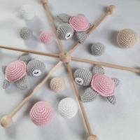 Süßes Baby Mobile mit gehäkelten Schildkröten und Kugeln - fast alle Farbkombinationen möglich