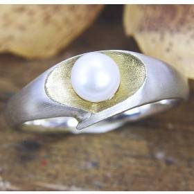 Schmaler Ring aus Silber 925/-, teilweise vergoldet, mit einer Süßwasserperle