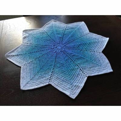 Wunderschöne kleine Sternendecke – Handgehäkelte Tischdecke im blauen Farbverlauf, Unikat