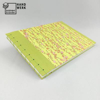 Japanbindung, Notizbuch hell-grün, Chiyogami Papier rosa Blüten, 18 x 25 cm, Unikat, handgefertigt