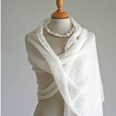 Brautschal aus Mohair in ivory, gestrickte Hochzeitsstola, weiches Umschlagtuch, Stola zum Brautkleid