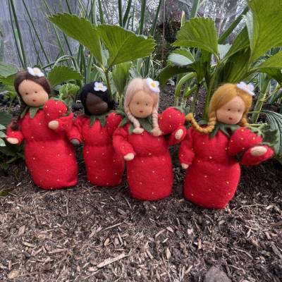 Erdbeermädchen - Blumenkind - Jahreszeitentisch - Sommer