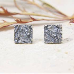 Kleine Ohrstecker aus Silber 925/-, geschwärzt, Zerknitterte Quadrate, 6 x 6 mm