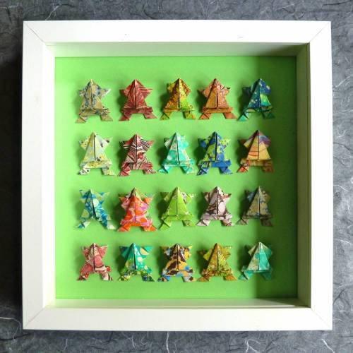 20 Frösche und 1 Macho // Origami Frösche aus handmarmoriertem Papier im Objektrahmen