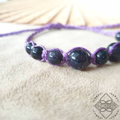 Armband mit mystisch glitzernden Blaufluss-Perlen - größenverstellbar - Makramee