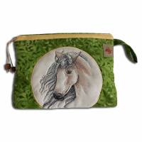 Bestickte Kulturtasche Stickerei Pferd grün gelb - Waschbeutel Kulturbeutel Schminktasche Windeltasche Krimskrams Kosmetiktasche - Maße ca. 26 x 21 x 6 cm