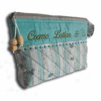 Bestickte Kulturtasche Stickerei Creme Lotion & Co türkis grau - Waschbeutel Kulturbeutel mit Namen Schminktasche Windeltasche Krimskrams Kosmetiktasche - Maße ca. 26 x 21 x 6 cm