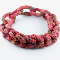 Gestrickte Halskette leicht und weich rot-melliert
