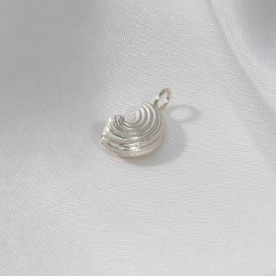 Anhänger "Pipinello" zum Auffädeln an Hals- oder Armkette - aus unserer Pasta-Serie. In Wachs nachmodelliert und in 925 Silber gegossen.