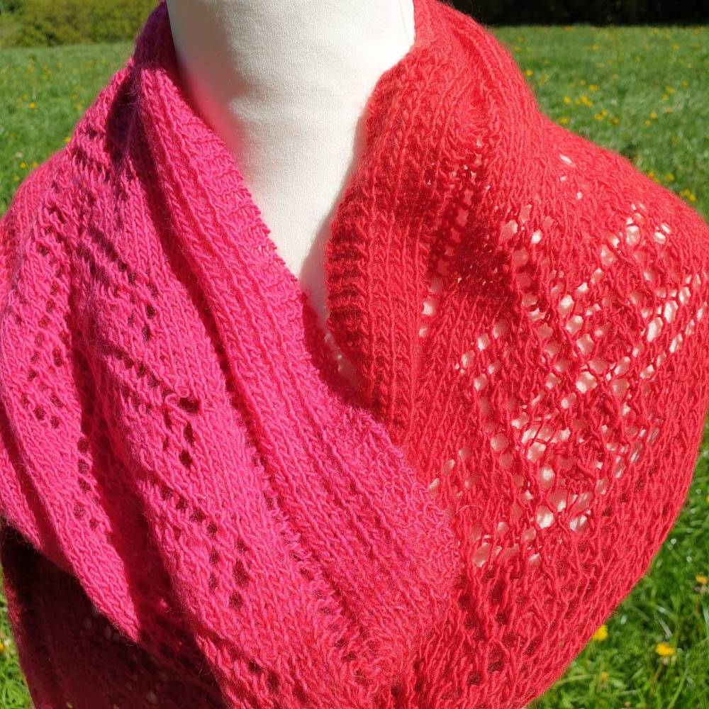 Lace Schal handgestrickt – Strickschal rot pink Farbverlauf – 100% Schurwolle Unikat Bild 6