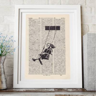 Banksy - Schaukeldes Mädchen - Druck auf antiquarischer Buchseite
