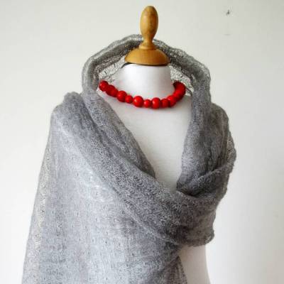 Graue Lace Stola aus Mohair-Alpaka Mix, leichtes Schultertuch in neutraler Farbe, Geschenk für Oma