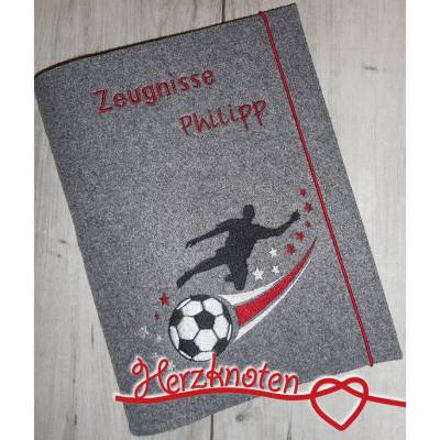 Zeugnismappe A4 gestickt auf grauem Filz, zum Schulstart, Fußballer, Junge, Einschulung, personalisierbar, mit Name