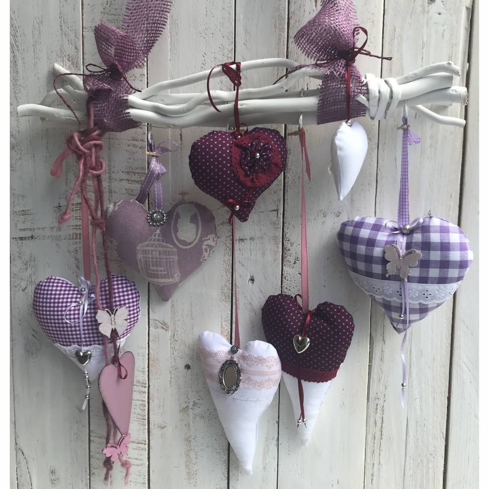 Holzäste Hänger mit Deko Stoffherzen in Lavendel – Nostalgischer Fensterschmuck Landhausstil