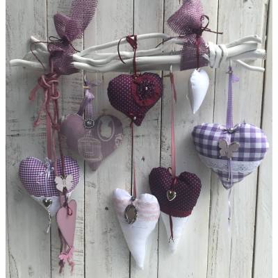 Holzäste Hänger mit Deko Stoffherzen in Lavendel – Nostalgischer Fensterschmuck Landhausstil
