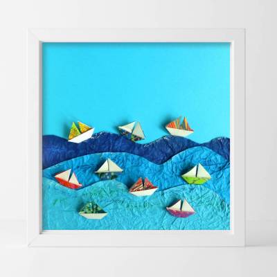Segelboote auf hoher See // Origami Segelboote aus handmarmoriertem Papier im Objektrahmen
