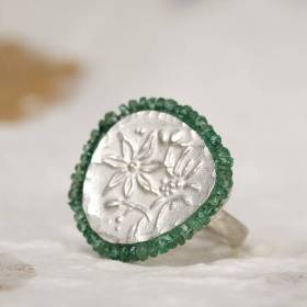 Ring aus Silber mit wechselbaren Edelsteinen, ziseliert, Goldschmiedearbeit